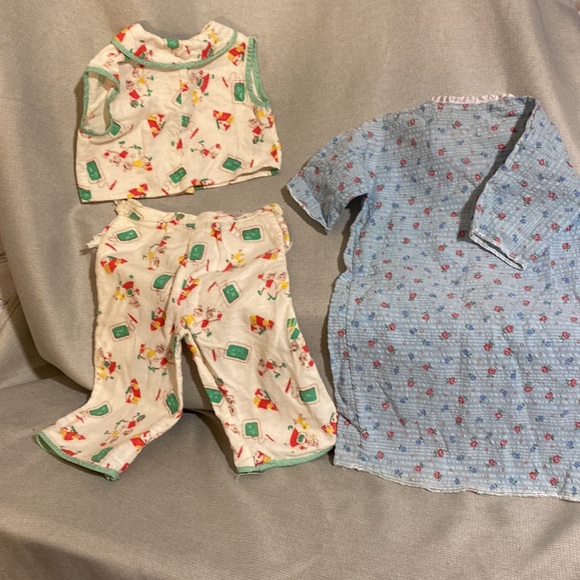 Vintage Red Metal Doll Trunk With Handmade Doll Clothes - Picture 15 of 16